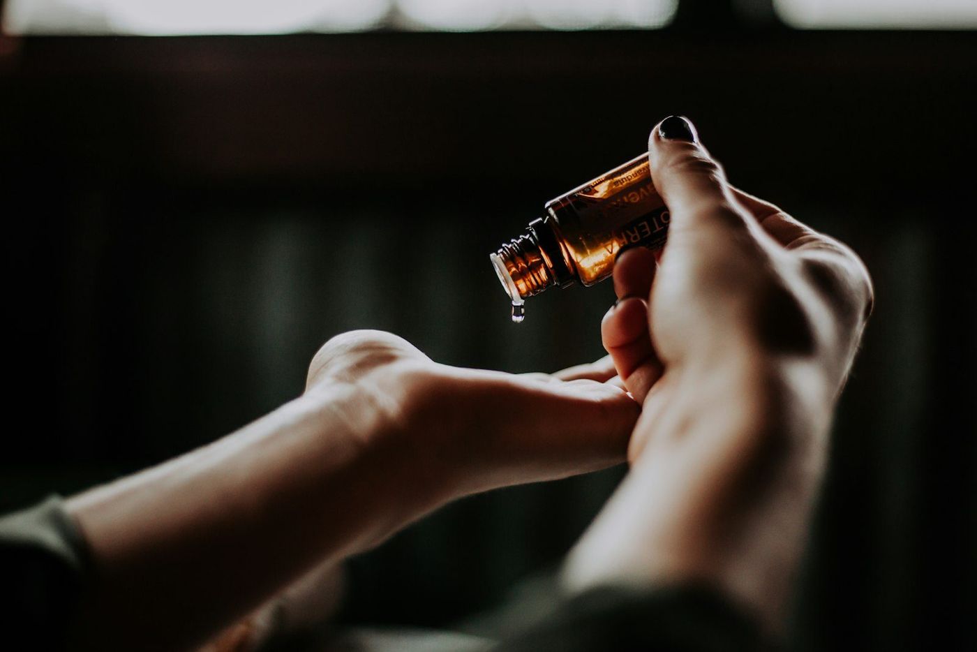 Imagen de referencia: aceite sobre las manos